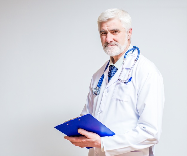 docteur-debout-avec-un-dossier-et-un-stethoscope_1291-12 | Hôpital ...